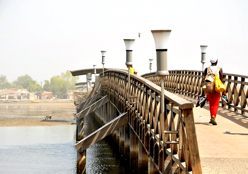 Découvrez la magie de Joal-Fadiouth, un joyau caché du Sénégal où la nature et la culture se rencontrent harmonieusement. Explorez l'île de Fadiouth, célèbre pour ses plages immaculées, ses sentiers de coquillages et ses paysages époustouflants.