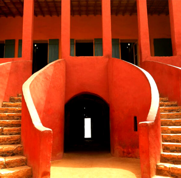 "Découvrez l’histoire poignante et émouvante de la Maison des Esclaves à Gorée, un lieu chargé de mémoire et de souffrance. Ce site historique, symbole de la traite négrière, offre une immersion intense dans le passé tragique de l'île