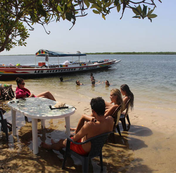 L'île de Marlodj, située au cœur des îles du Saloum, est une destination incontournable pour les amoureux de la nature et de la tranquillité. Tout d'abord, cette île est un véritable havre de paix, accessible uniquement par pirogue, ce qui en fait un lieu privilégié pour une escapade hors du temps. En naviguant vers l'île, vous serez immédiatement frappé par la beauté sauvage des paysages qui l’entourent, entre mangroves, lagunes et plages.