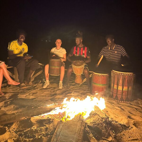 feu de camp et danse africaine au rythme du djembe au riu baobab